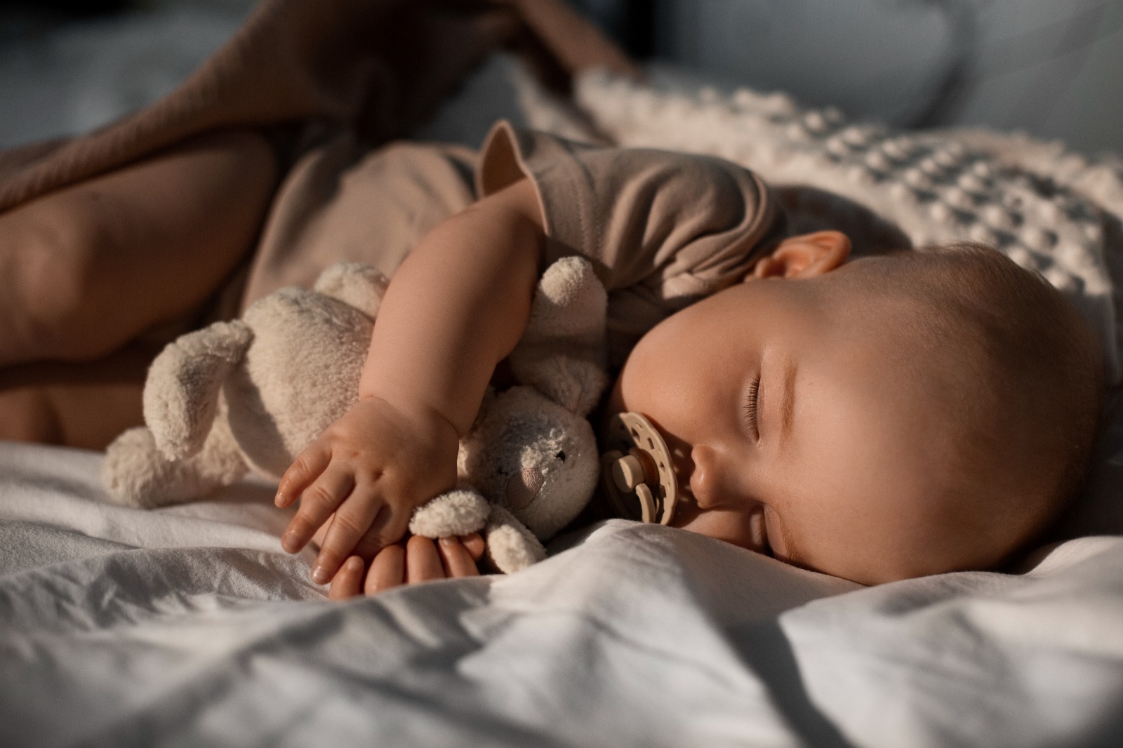 bimbo che dorme nel lettino